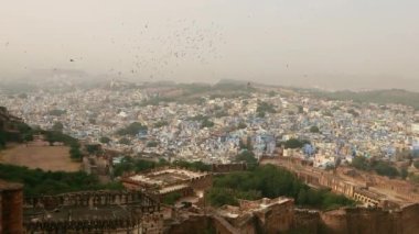 Jodhpur (ayrıca mavi şehir), Hindistan 'ın Rajasthan eyaletinin ikinci büyük şehridir. Görünüm Mehrangarh Kalesi 'nden.