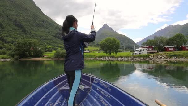 여자가 노르웨이에서 선회하는 물고기를 잡는다 노르웨이에서 낚시는 지역의 방식을 받아들이는 — 비디오