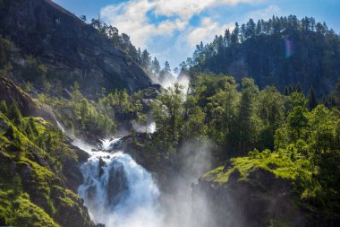 Latefossen Şelalesi Odda Norveç. Latefoss güçlü, ikiz bir şelaledir..