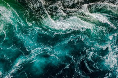 Nehrin ve denizin dalgaları yüksek gelgit ve alçak gelgit sırasında bir araya gelir. Saltstraumen girdabı, Nordland, Norveç girdapları