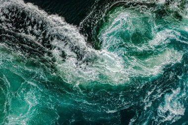 Nehrin ve denizin dalgaları yüksek gelgit ve alçak gelgit sırasında bir araya gelir. Saltstraumen girdabı, Nordland, Norveç girdapları