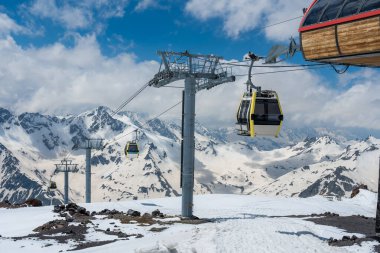 Kayak vadisinde teleferik.