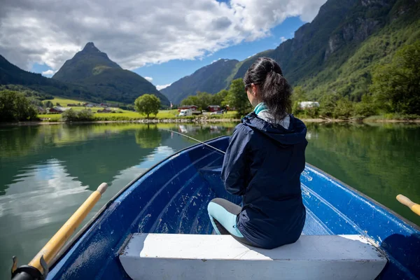 在挪威 在钓竿上钓鱼的妇女旋转着 在挪威捕鱼是拥抱当地生活方式的一种方式 无数的湖泊 河流和宽阔的海岸线意味着极好的机会 — 图库照片