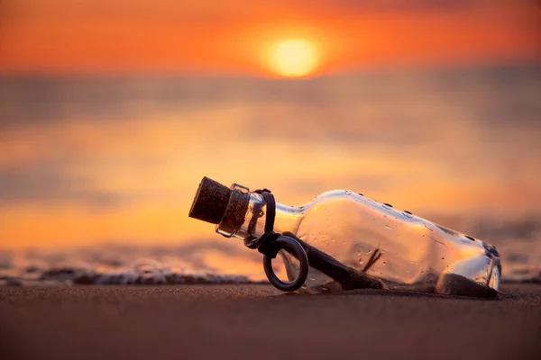 Mensaje Botella Contra Atardecer —  Fotos de Stock