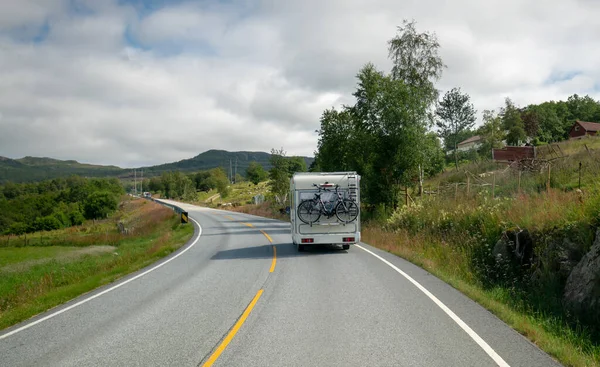 Vrキャラバンの車は 高速道路上を移動します 観光休暇と旅行 美しい自然ノルウェーの自然景観 — ストック写真