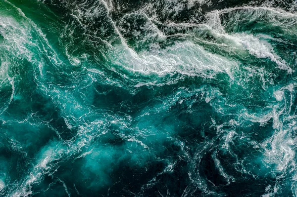 Nehrin ve denizin dalgaları yüksek gelgit ve alçak gelgit sırasında bir araya gelir. Saltstraumen girdabı, Nordland, Norveç girdapları