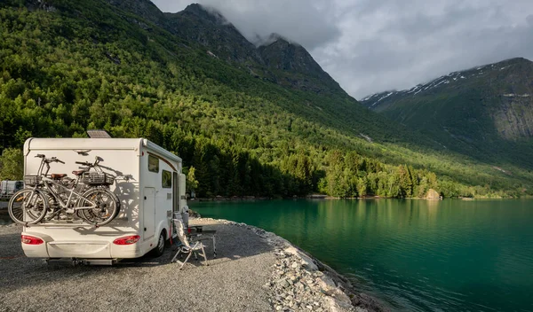 Rodzinny Wypoczynek Wyjazd Wakacyjny Kamperze Caravan Car Vacation — Zdjęcie stockowe