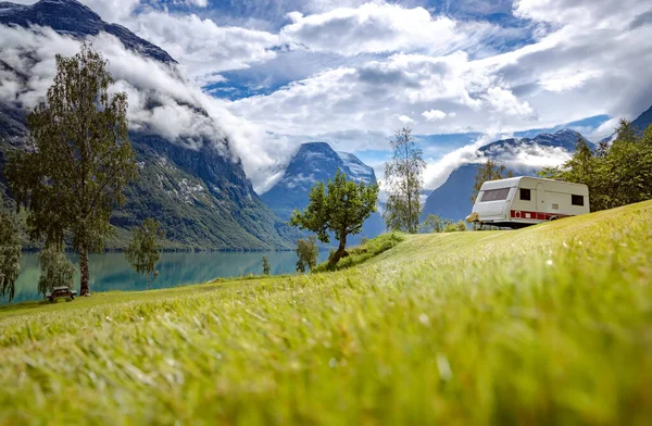 Rodzinny Wypoczynek Wyjazd Wakacyjny Kamperze Caravan Car Vacation — Zdjęcie stockowe