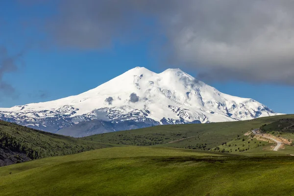 Elbrus Régió Gyönyörű Természeti Táj Mount Elbrus Látható Háttérben — Stock Fotó