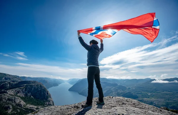 Mujer Con Una Bandera Ondeante Noruega Fondo Naturaleza Fotos de stock