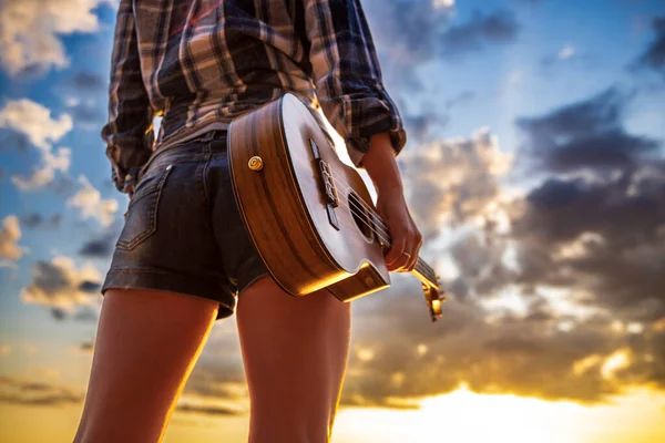 Frau Bei Sonnenuntergang Mit Einer Ukulele lizenzfreie Stockfotos