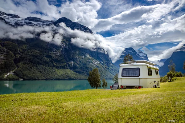 Familie Vakantie Reizen Vakantie Camper Caravan Auto Vakantie Rechtenvrije Stockfoto's