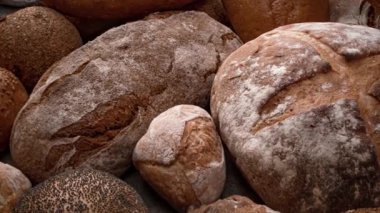 Taze pişmiş doğal ekmek mutfak masasında..