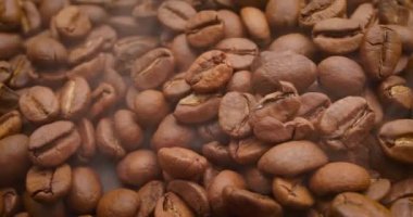 Kahve tohumlarını kapat. Kokulu kahve çekirdekleri kavrulmuş dumandır. Kahve çekirdeklerinden gelir..