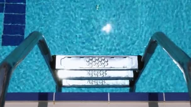 Haltestangen Leiter Schwimmbad — Stockvideo