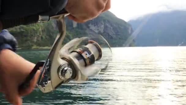 Mujer Pescando Caña Pescar Girando Noruega Pesca Noruega Una Manera — Vídeo de stock