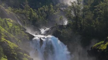 Latefossen Şelalesi Odda Norveç. Latefoss güçlü, ikiz bir şelaledir..
