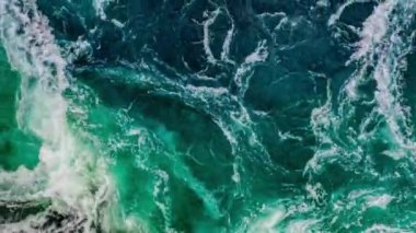 Nehrin ve denizin dalgaları yüksek gelgit ve alçak gelgit sırasında bir araya gelir. Saltstraumen girdabı, Nordland, Norveç girdapları