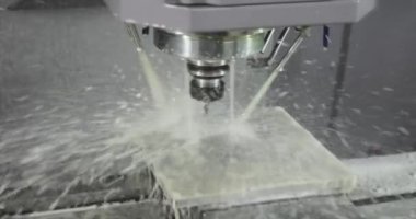 Metal işleten CNC değirmen makinesi. Metal modern işleme teknolojisinin kesilmesi Endüstriyel Detayları Yapıyor.