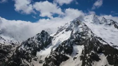 Dağların, dağların, buzulların ve dağların tepelerinin üzerinden uçarak..