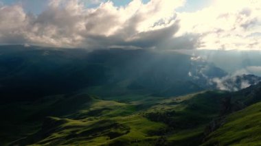Gün batımında dağlık bir yaylanın üzerinde alçak bulutlar. Bermamyt platosunda gün batımı Kuzey Kafkasya, Karachay-Çerkessia, Rusya.