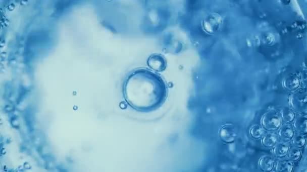 蓝色抽象背景下水中的氧气泡 — 图库视频影像