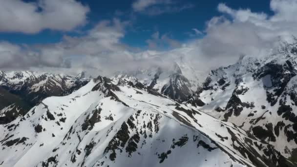 Vuelo Aéreo Través Nubes Montaña Sobre Hermosos Picos Nevados Montañas — Vídeos de Stock