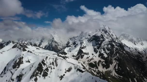 美しい雪の上に山の雲を介して航空便 山や氷河のピークキャップ — ストック動画