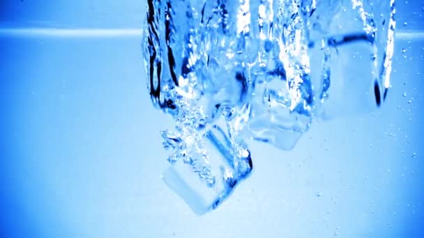 Ice Cubes Dropped Water Air Bubbles — Stock Video