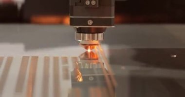 CNC lazer kesimi, modern endüstriyel teknoloji Endüstriyel Detaylar Yapıyor. Lazer optik ve CNC (bilgisayar sayısal denetimi) malzemeyi veya lazer ışınını yönlendirmek için kullanılır..