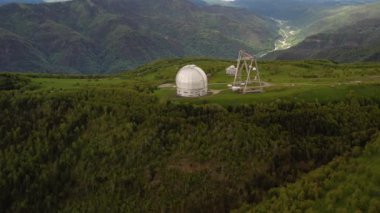 Özel Astrofizik Gözlemevi. Büyük bir teleskopla yer tabanlı evren gözlemleri için astronomik merkez..
