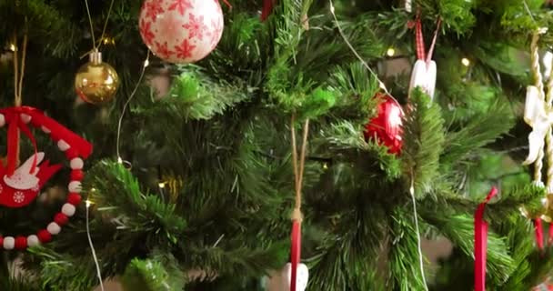 クリスマスの装飾が施されたツリーをクローズ アップ — ストック動画