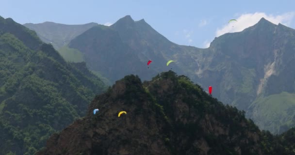 Pilotos Parapente Voam Parapente Entre Nuvens Montanhas Verdes — Vídeo de Stock