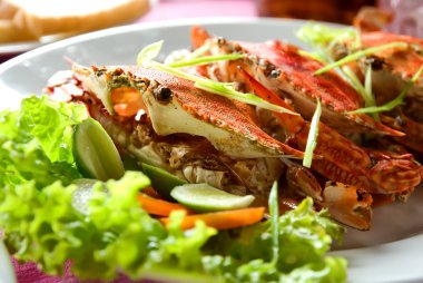 üç büyük kırmızı Yengeç Salatası ve limon ile