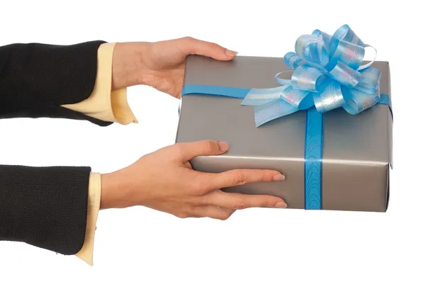 Серый ящик с голубым бантом в подарок — стоковое фото