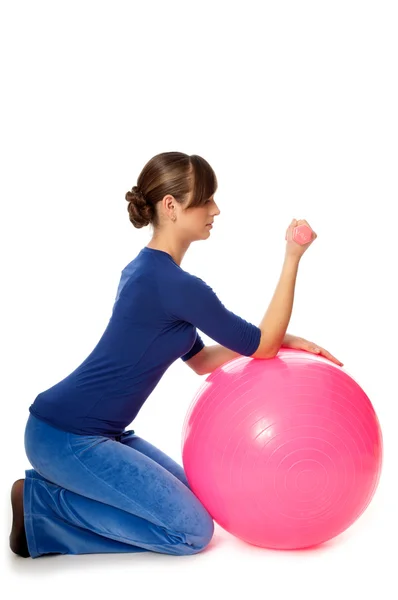 Ejercicios con mancuernas en una pelota de gimnasia —  Fotos de Stock