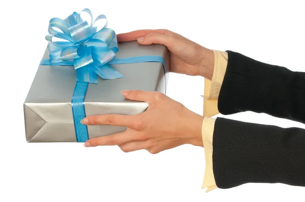 Grijze doos met blauwe boog als een geschenk — Stockfoto