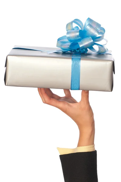 Boîte grise avec arc bleu en cadeau — Photo