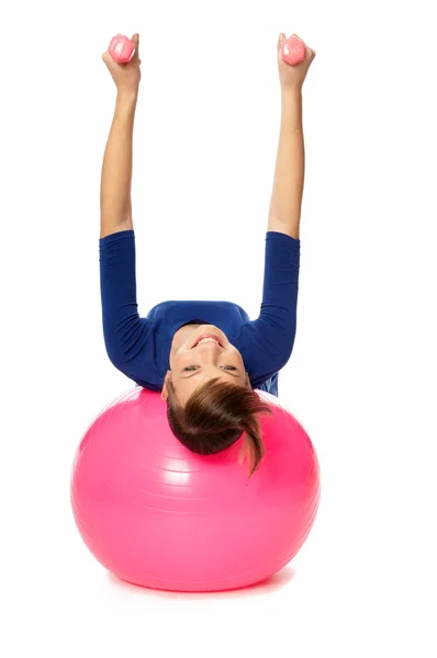 Exercices avec haltères sur une balle de gymnastique — Photo