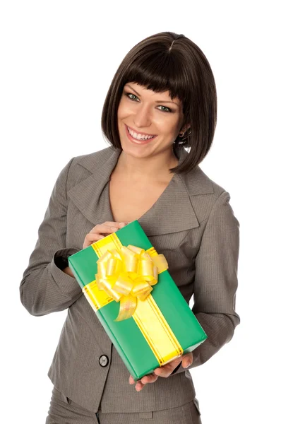 Yeşil kutu hediye olarak sarı yay ile — Stok fotoğraf