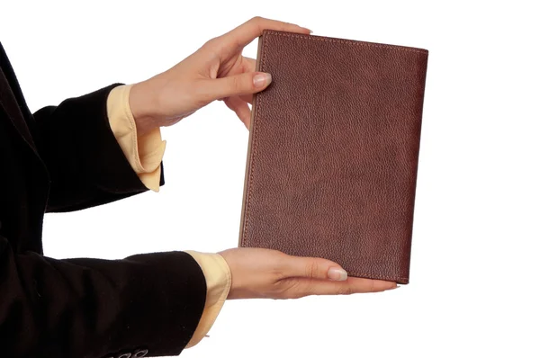 Frau hält das Geschäftsbuch in der Hand — Stockfoto