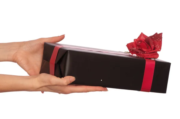 Geschenk mit roter Rose — Stockfoto