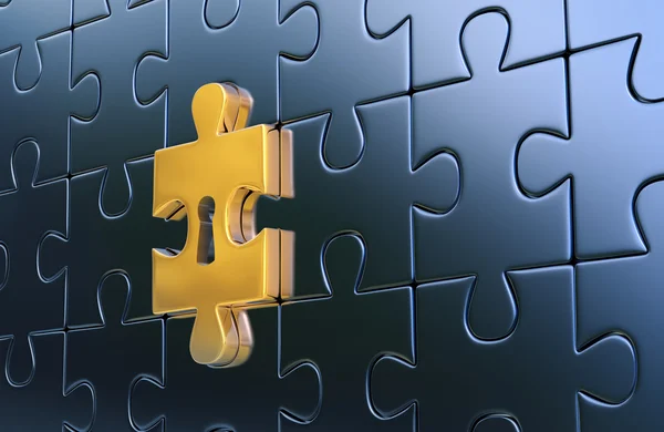 son altın anahtar deliği ile metalik puzzle parçası