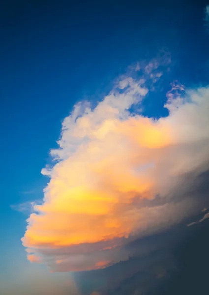 Sonnenuntergang leicht Gewitterwolken landschaftlich — Stockfoto