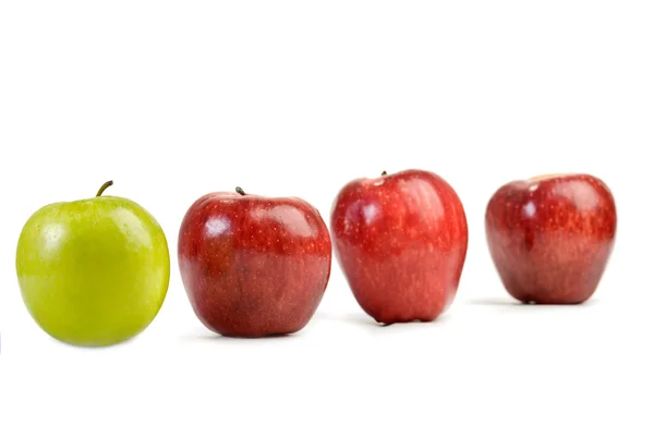 Pommes rouges et une verte — Photo