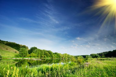 muhteşem nehir ve mavi gökyüzü güzel görünüm.
