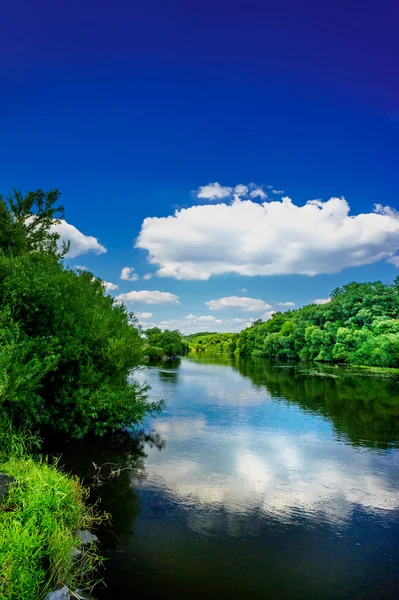 Petite rivière et ciel bleu . — Photo