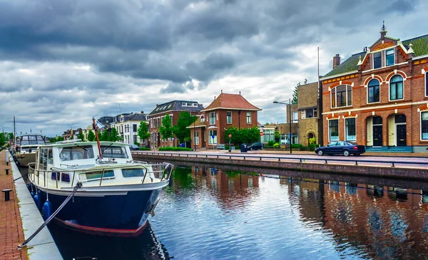 Kanal assen kasabada. Hollanda.