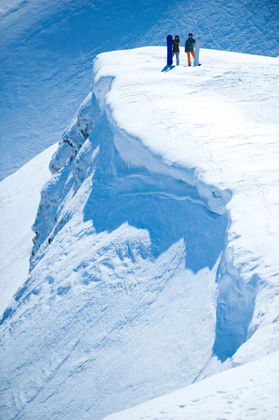 Zwei Snowboarder in den Bergen — Stockfoto