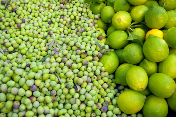 Aceitunas verdes y limones — Foto de Stock